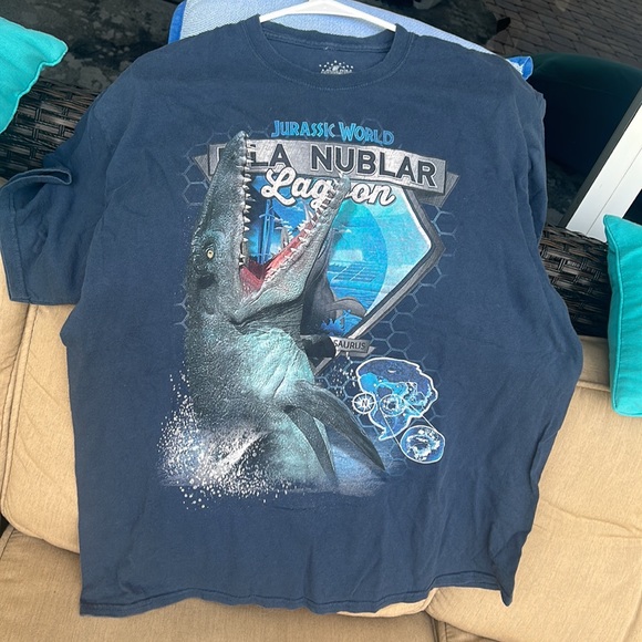 Jurassic World Blue Graphic T-Shirt Isla Nublar Lagoon Universal Studios XL GUC - Picture 10 of 17